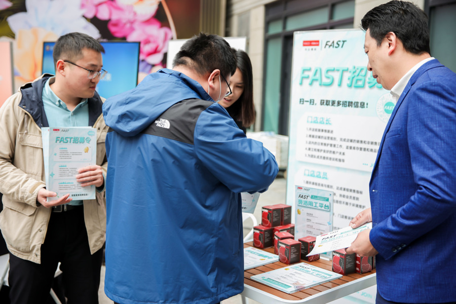上海这场招聘会上,一家公司没摆出任何岗位,却吸引了众多求职者……