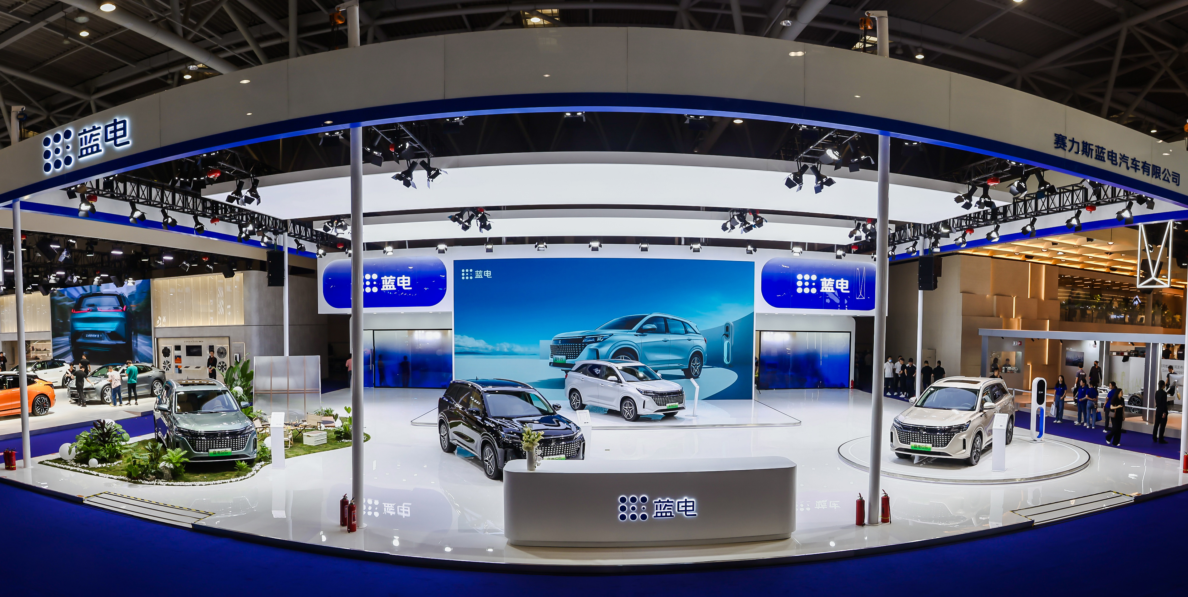 蓝电e5斩获多项大奖 2023重庆车展蓝电汽车备受关注