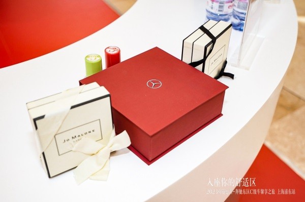 “入座你的舒适区”长轴距c级车在浦东世纪汇广场的车展圆满落幕,展现豪华驾驶新标准