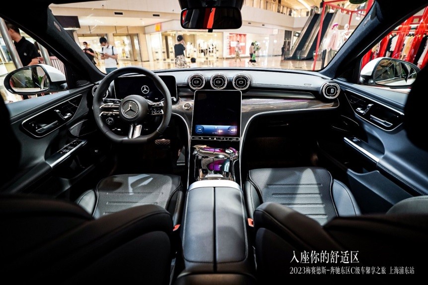 “入座你的舒适区”长轴距c级车在浦东世纪汇广场的车展圆满落幕,展现豪华驾驶新标准